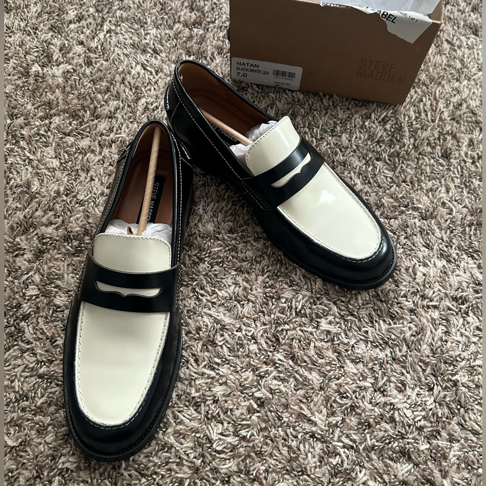 NWT - NEVER WORN Steve Madden Two-Tone Black and Cream Loafers